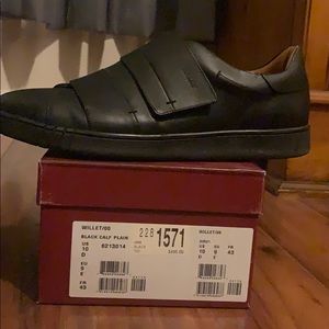 I’m selling a pair of Bally shoes black size 10 US